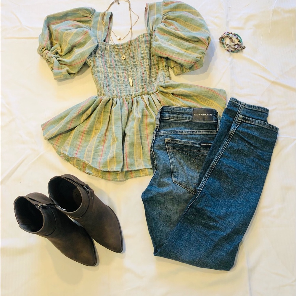 Puffed sleeve top